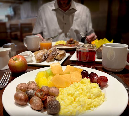 早餐盘、咖啡、果汁、水果-过渡