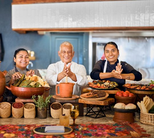 Koch und 2 Assistenten bereiten Buffet-Platten zu