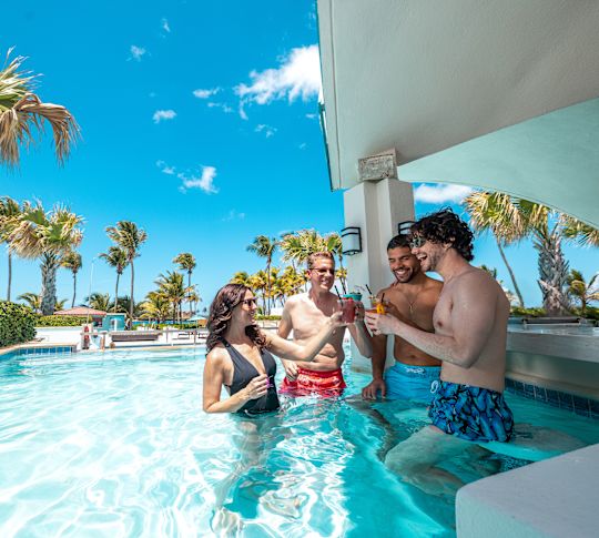 un groupe de personnes buvant un verre au Bagua Bar