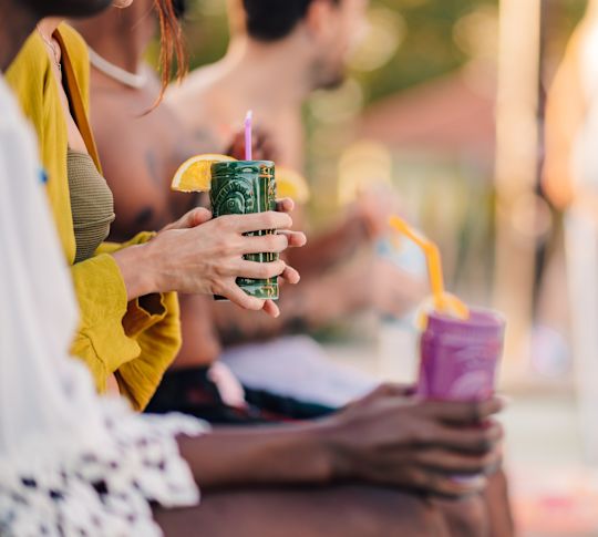 Gros plan sur des personnes organisant des cocktails au bord de la piscine