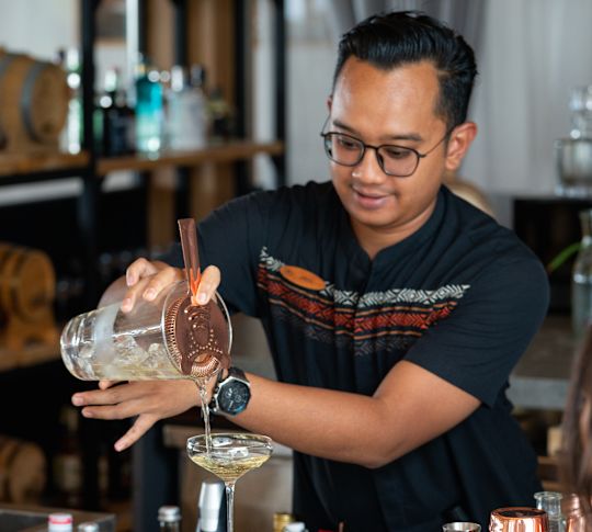 Eden & Cocktail Lab, Barkeeper bei einem Cocktail