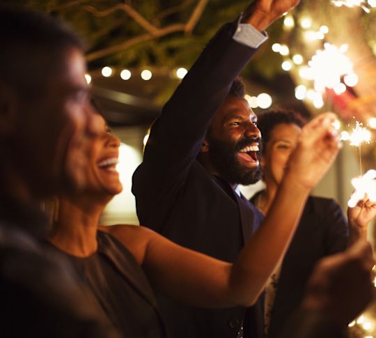 Des amis jouant avec des biscuits