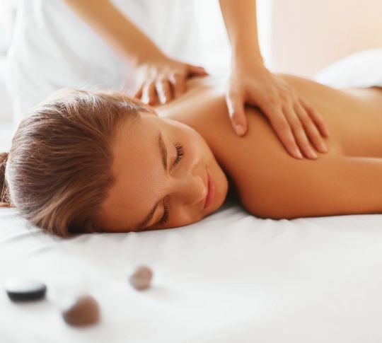 Femme recevant un massage du dos
