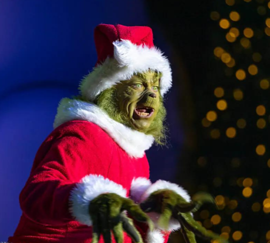 Grinchmas 生活方式形象，穿着 Grinch 的人