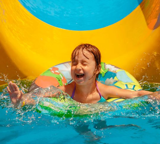 Nach einer Wasserrutsche nah am Swimmingpool