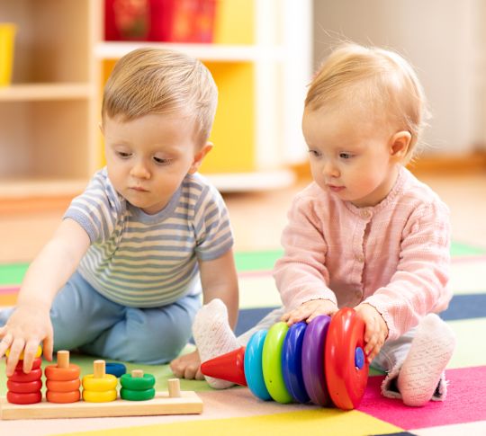 Deux jeunes enfants jouant avec des pâtés de maisons