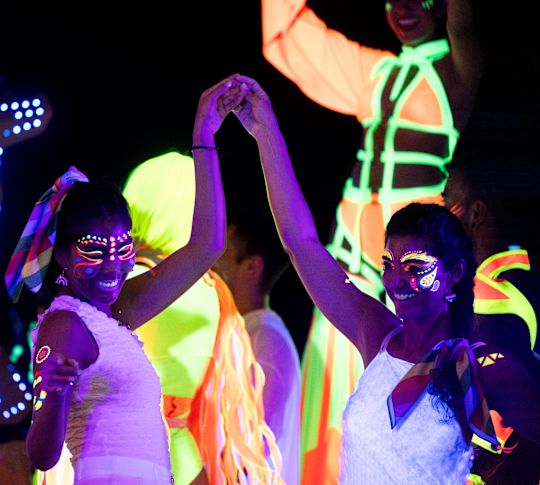 在 Chala Sky Bar Glow Party 跳舞的人。