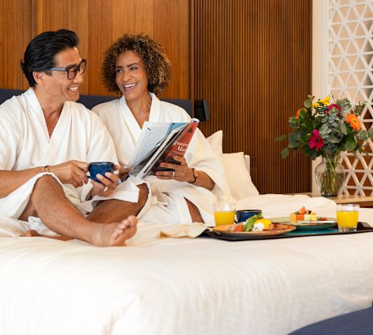 Cuplu cu mic dejun în pat