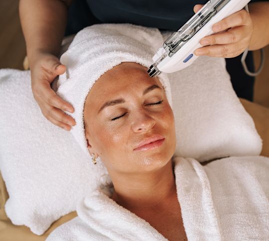 Kvinna får ansiktsbehandling på spa