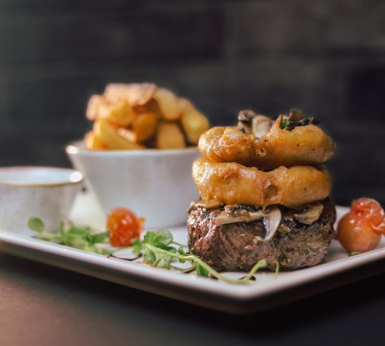 Assiette de steak, de feu et d'oignons