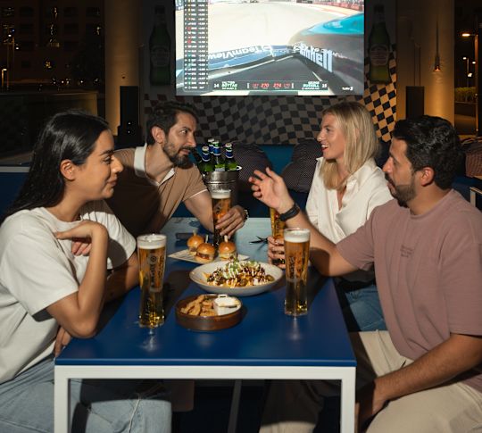 Couples dînant au restaurant McGettigans Factory