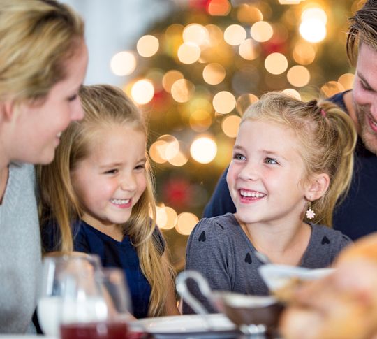 The Market, tamu menikmati makan malam natal, pohon natal