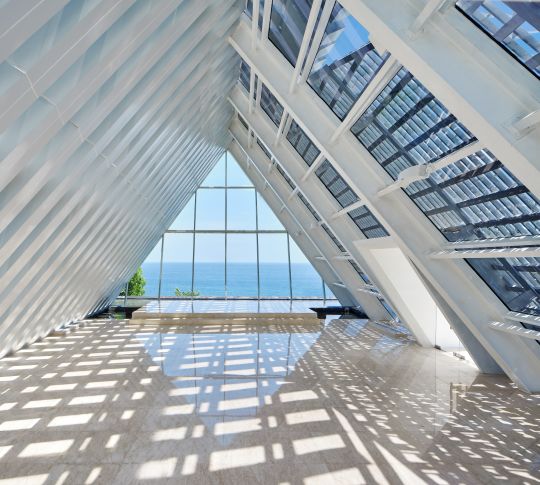 Intérieur de la chapelle au décor blanc et baies vitrées