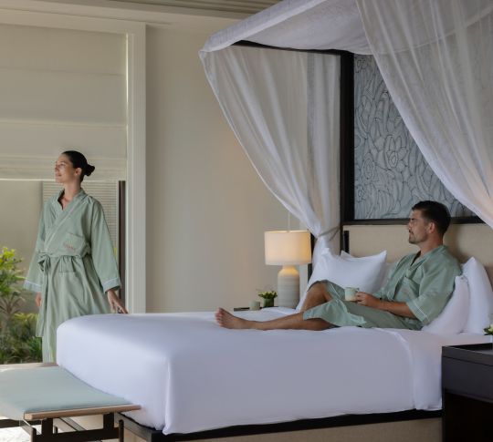 Un homme et une femme se détendant dans des peignoirs dans une chambre