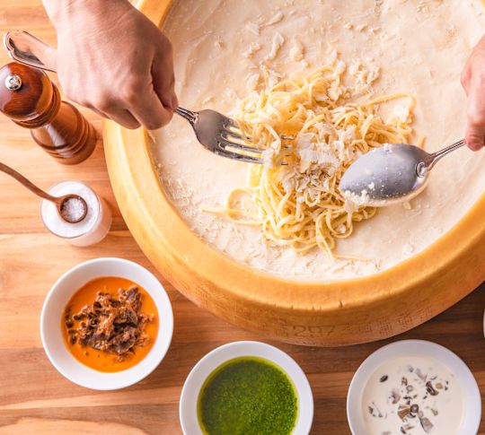 Skogsträdgårdskock som skapar pastamåltid