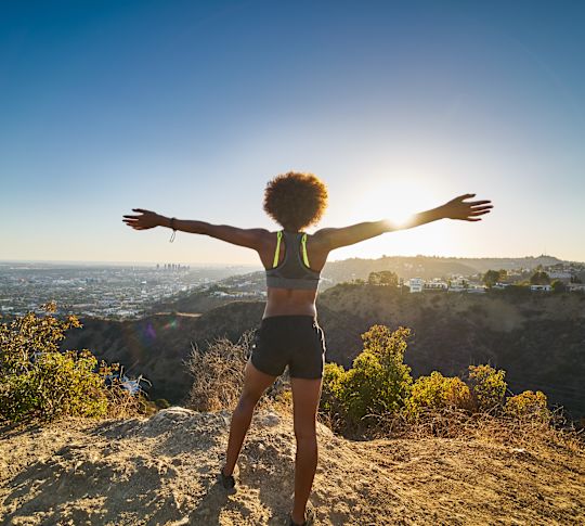 Junge Frau beim Wandern im Runyon Canyon in Los Angeles