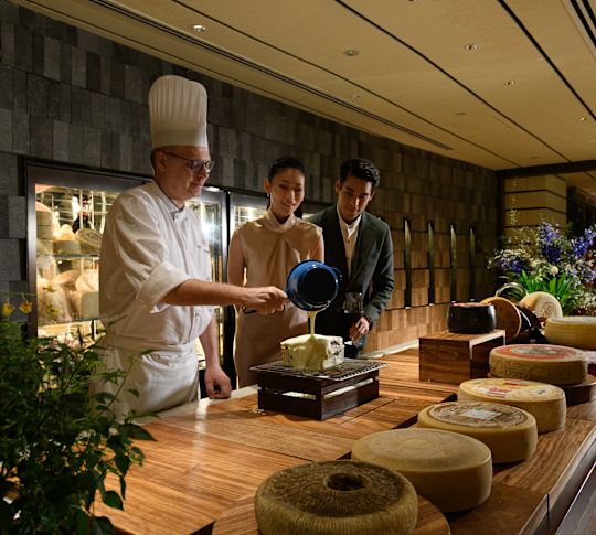 Szef kuchni i członkowie personelu pracujący w serowni