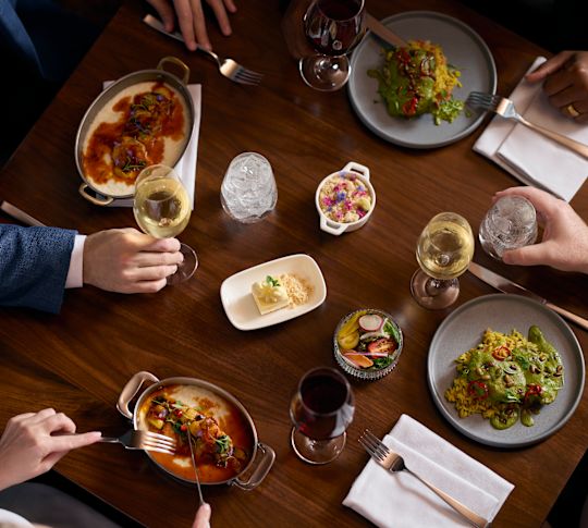 Близък план на масата на ресторанта с храна и напитки