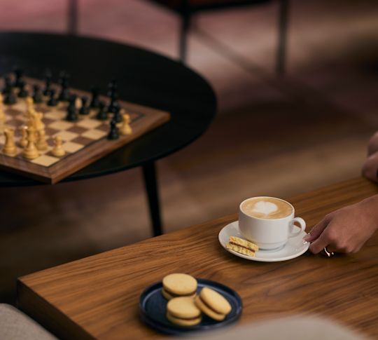 Близък план на кафе с бисквити