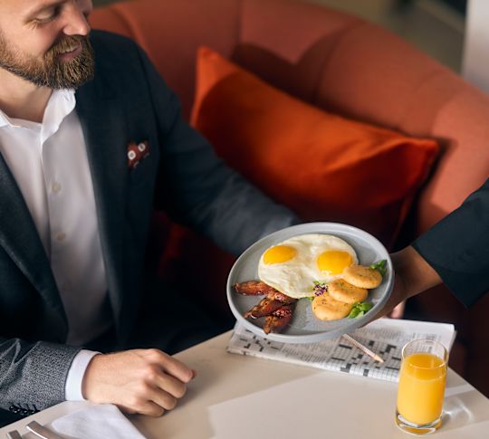 صورة مقربة لطاولة مطعم بها أطعمة ومشروبات