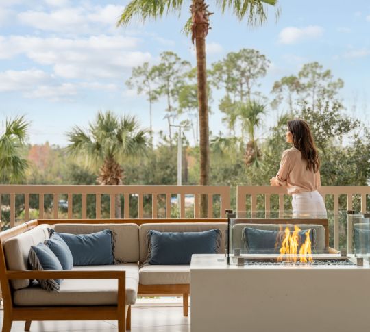 Mulher apreciando a vista do Myth Bar Terrace com um fogo