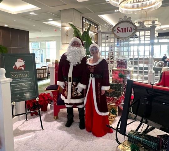 Weihnachtsmann steht auf Frau Clause und ist bereit für die Feiertage