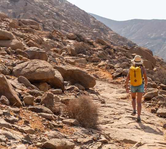 Donna con zaino nel deserto