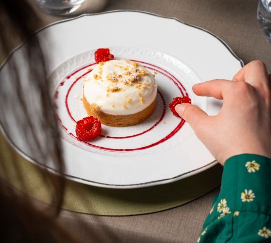 Žena, která má dezert v Jardin du Trianon