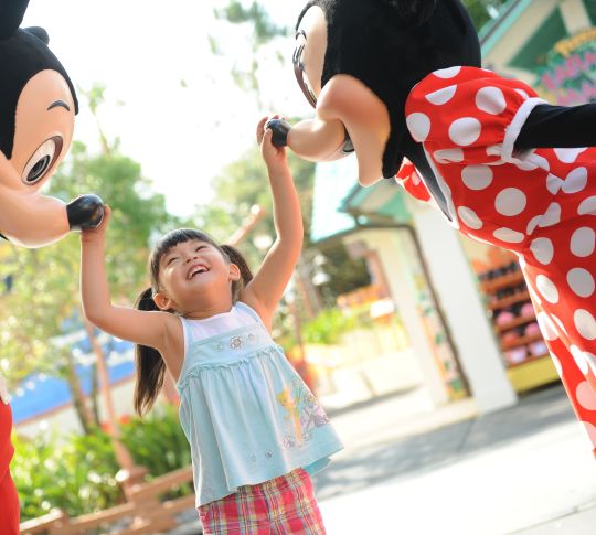 Niño con Mickey y Minnie Mouse
