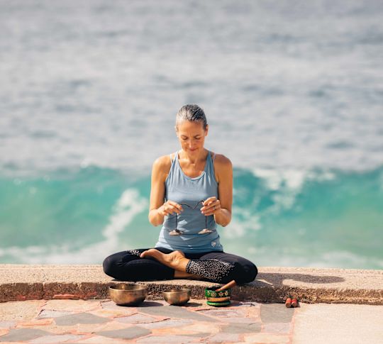 Küçük taş duvarda oturan kadın