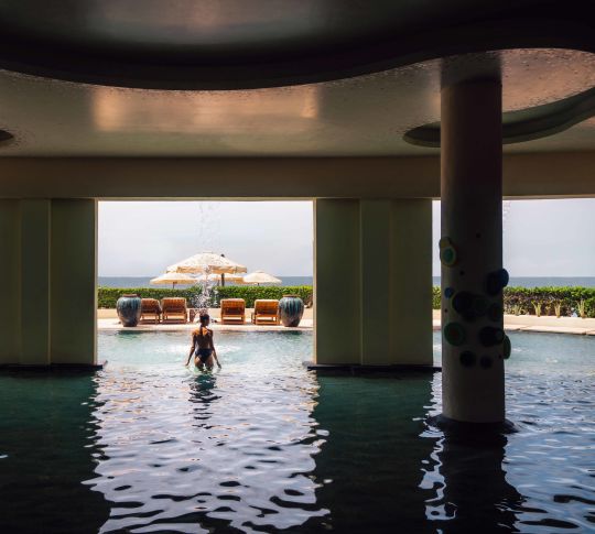 Arka planda su özelliği olan havuzda kadın