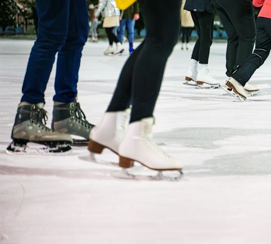 Un gruppo di persone che pratica lo pattinaggio su ghiaccio
