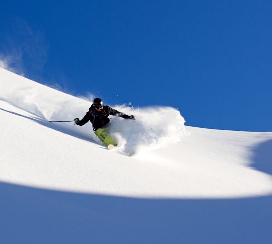 Persona che scia su una montagna