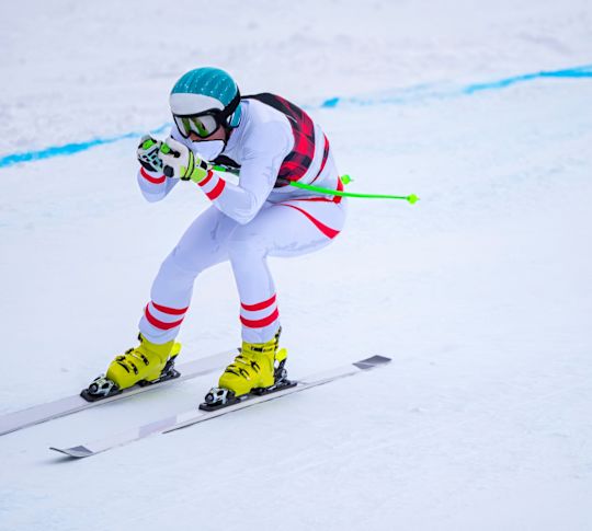 Persona che scia su una pista