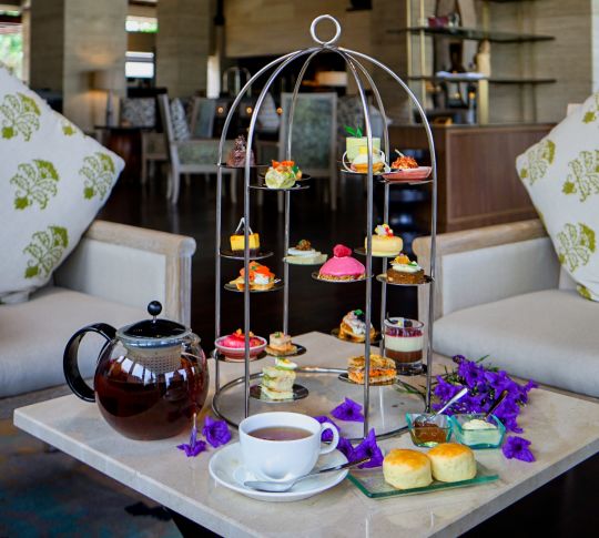 Teh tengah hari di Lounge East Lobby