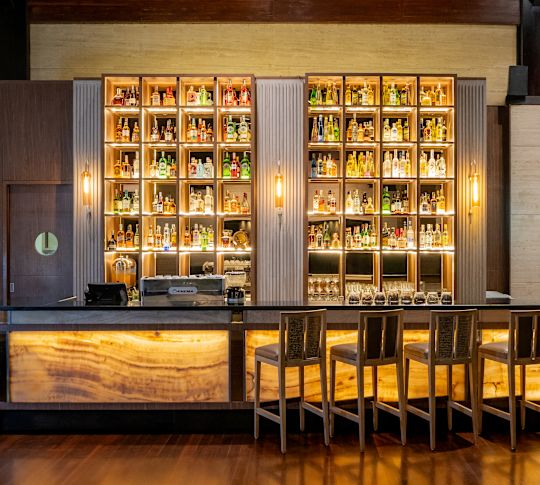 Área de bar en la sala de estar East