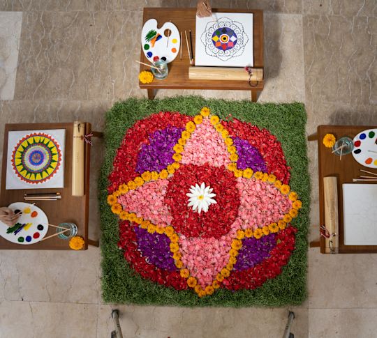 Menampilkan cat dan proyek dari sesi terapi seni.