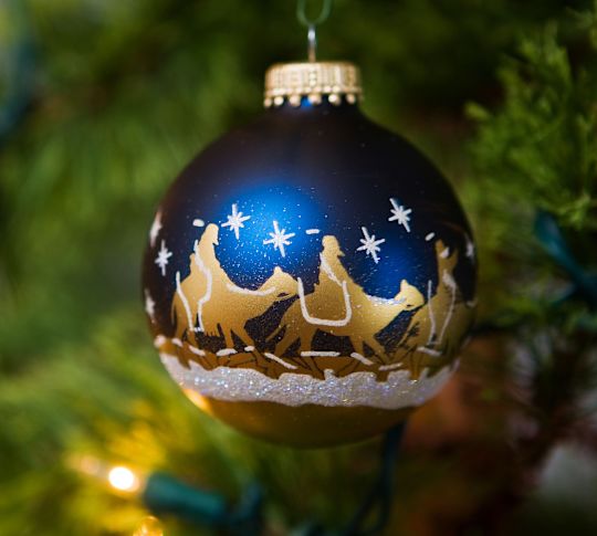Faites une boule dans le sapin de Noël avec trois hommes avisés en déplacement