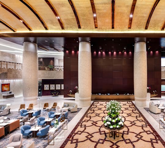 Velký lobby Conrad Dubai se stoly a židlemi