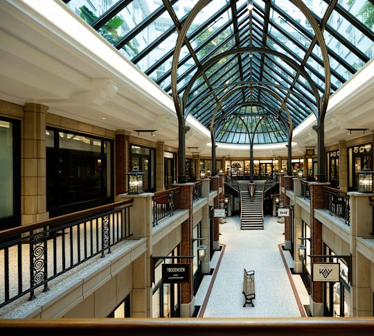 Bereich im Conrad Hamburg mit Fluren, Treppe und Glasdecken