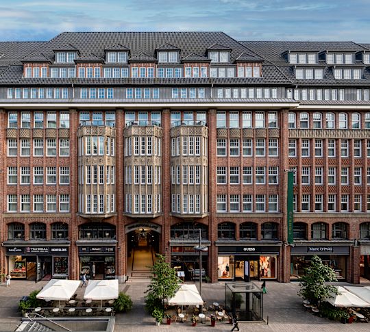 Außenbereich des Hotels Conrad Hamburg, tagsüber