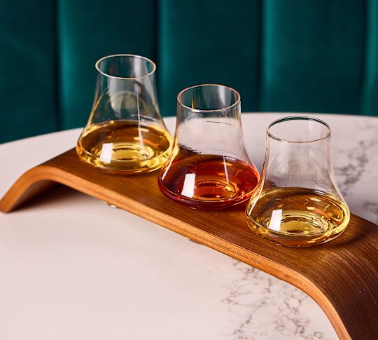 Výběr brýlí Whisky Glasses na stole