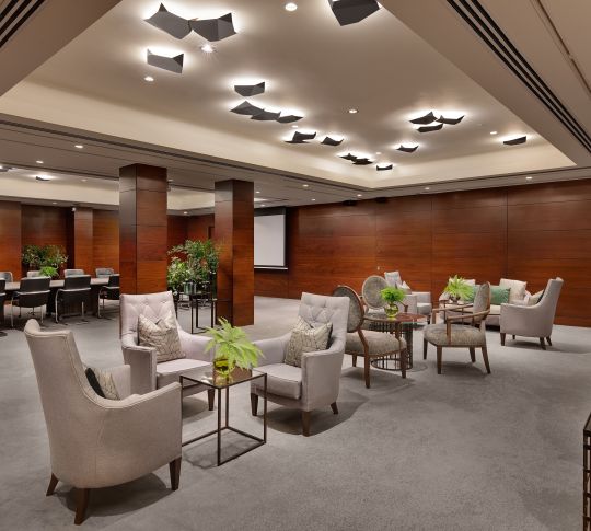 Meetingfläche mit Loungebereich und Boardroom-Tisch