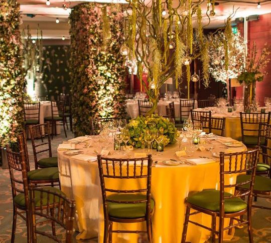 Disposición del salón de fiestas para la recepción de bodas con mesas redondas