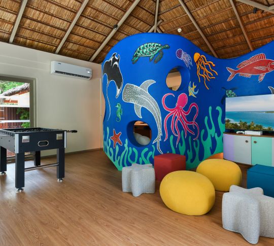 Club pour enfants avec ballon de billard et paysage de jeu