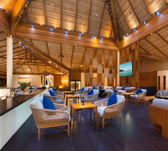 「ランガリ・バー」の屋内ラウンジの座席