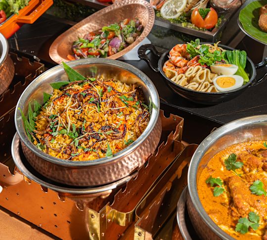 Potrawy Curry w stoliku w Brasserie podczas 3 przesiadek w restauracji