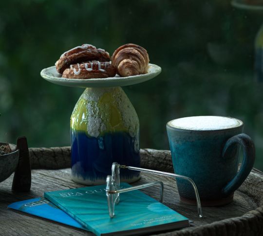 Boissons Botanikka, avec verres et pâtisseries