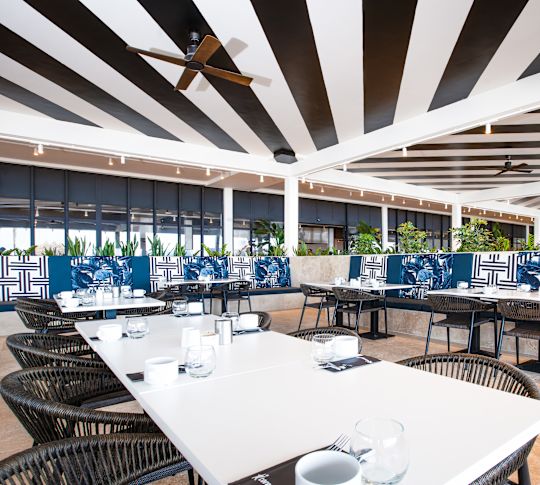 Ruang makan restoran Breeze-transisi sebelumnya