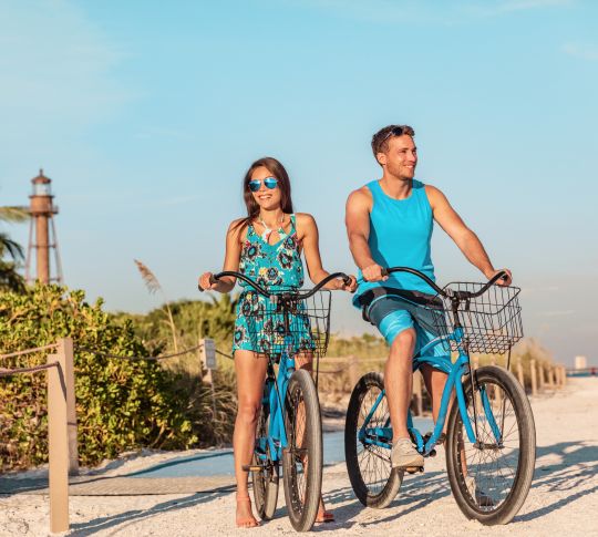 Coppia in bicicletta sulla spiaggia